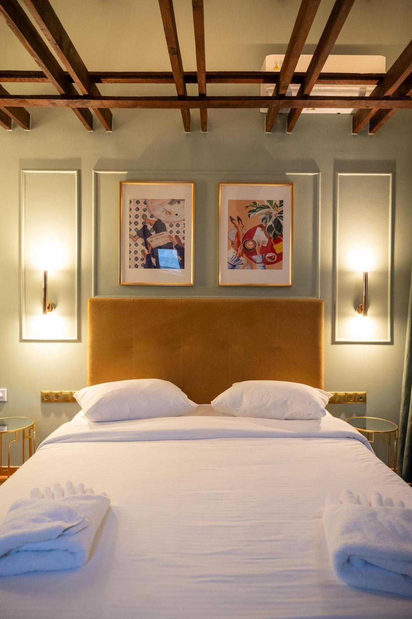 L Suites The Writer'S House Gythio Bagian luar foto