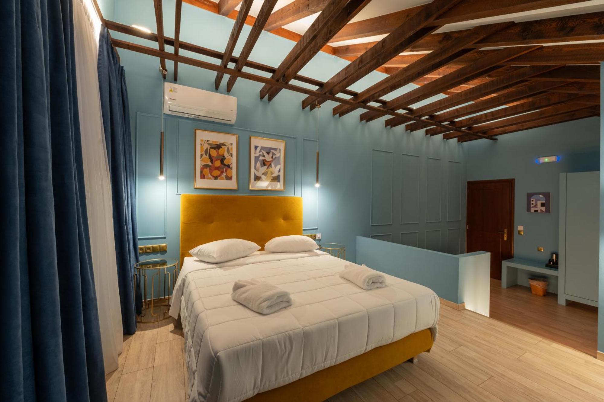 L Suites The Writer'S House Gythio Bagian luar foto